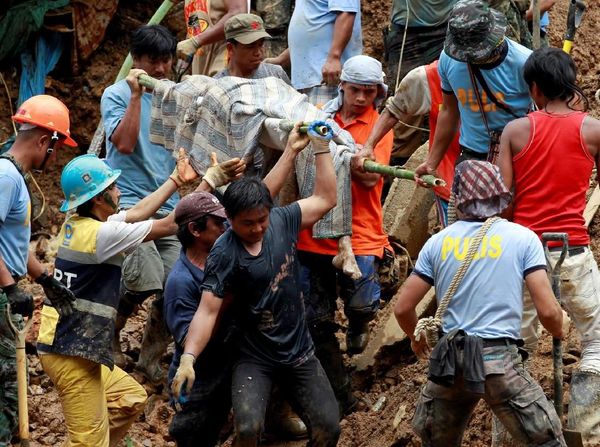 Proses Evakuasi Korban Topan Mangkhut