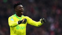 Andre Onana adalah kiper 22 tahun yang bermain untuk Ajax Amsterdam. Total ada 13 penyelamatan yang dia buat dari lima laga di Eredivisie musim ini. (Foto: Dean Mouhtaropoulos/Getty Images)