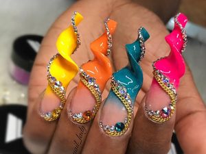 Unik, Kuku Keriting Bentuk Mie Jadi Tren Nail Art