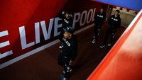 Mereka melihat kondisi dan merasakan langsung rumput Anfield jelang pertandingan dengan Liverpool di matchday I liga Champions (Mark Robinson/Getty Images)