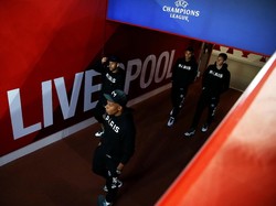 Mereka melihat kondisi dan merasakan langsung rumput Anfield jelang pertandingan dengan Liverpool di matchday I liga Champions (Mark Robinson/Getty Images)