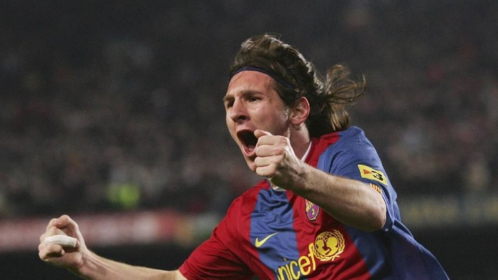 BARCELONA, SPAIN - MARCH 10:  Lionel Messi of  Barcelona celebrates after scoring their second goal during the Primera Liga match between Barcelona and Real Madrid at the Nou Camp stadium on March 10, 2007 in Barcelona, Spain.  (Photo by Denis Doyle/Getty Images)