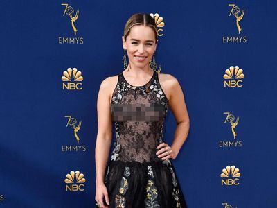 7 Gaun Terseksi Selebriti di Emmy Awards 2018