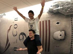 Turis Kaya Jepang Siap Liburan ke Bulan