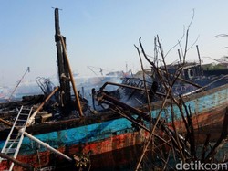 Penampakan Bangkai 5 Kapal yang Ludes Dilalap Api di Pekalongan