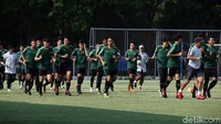 Para pemain menggelar latihan fisik.