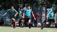 Ia ikut berlatih bersama-sama rekannya di Timnas Indonesia U19 di Lapangan ABC, Senayan, Jakarta, Selasa (18/9). Ia pun tampak lebih bugar.