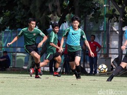Ia ikut berlatih bersama-sama rekannya di Timnas Indonesia U19 di Lapangan ABC, Senayan, Jakarta, Selasa (18/9). Ia pun tampak lebih bugar.