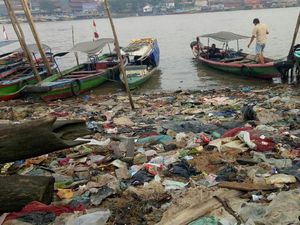 Sampah Menumpuk di Bawah Jembatan Ampera, Walkot Salahkan Warga