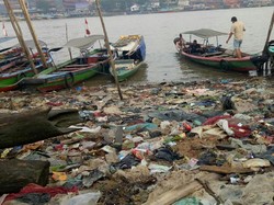 Sampah Menumpuk di Bawah Jembatan Ampera, Walkot Salahkan Warga