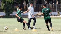 Indra Sjafri memimpin jalannya latihan ini.