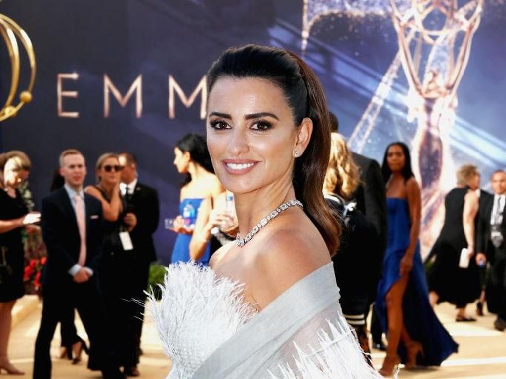 Cantiknya Penelope Cruz dengan Gaun Rumbai yang Dijahit Tangan 280 Jam Cantiknya Penelope Cruz dengan Gaun Rumbai yang Dijahit Tangan 280 Jam