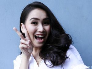 Satu Kata dari Ayu Ting Ting untuk Ayah Rojak