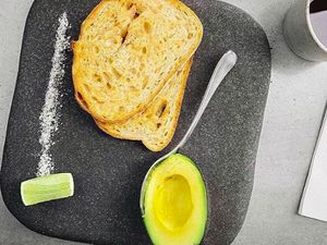 Sudah Bayar Rp 195 Ribu, Wanita Ini Kesal Hanya Disajikan Roti dan Alpukat