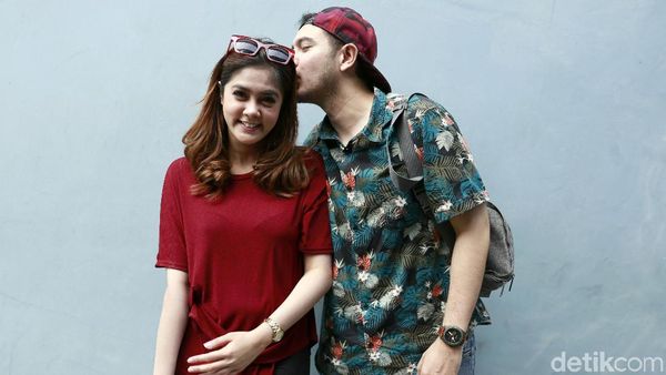 Momen Pacaran Rifky Balweel dan Istri di Thailand