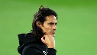 Selain Kylian Mbappe dan Neymar, Liverpool wajib mewaspadai Edinson Cavani. Dalam tiga pertandingan terakhir di Ligue 1, dia selalu bikin gol. (Mark Robinson/Getty Images)