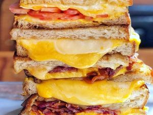 Bagaimana Kalau Pagi Ini Sarapan Cheese Sandwich yang Gurih Lumer?