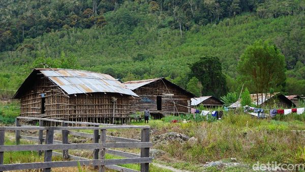 Menginap di Rumah Kaki Seribu di Pedalaman Papua Barat