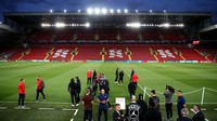 Pemain dan staff Paris Saint Germain datang di Stadion Anfield pada Senin (17/9/2018) kemarin waktu setempat (Mark Robinson/Getty Images)