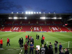 Pemain dan staff Paris Saint Germain datang di Stadion Anfield pada Senin (17/9/2018) kemarin waktu setempat (Mark Robinson/Getty Images)