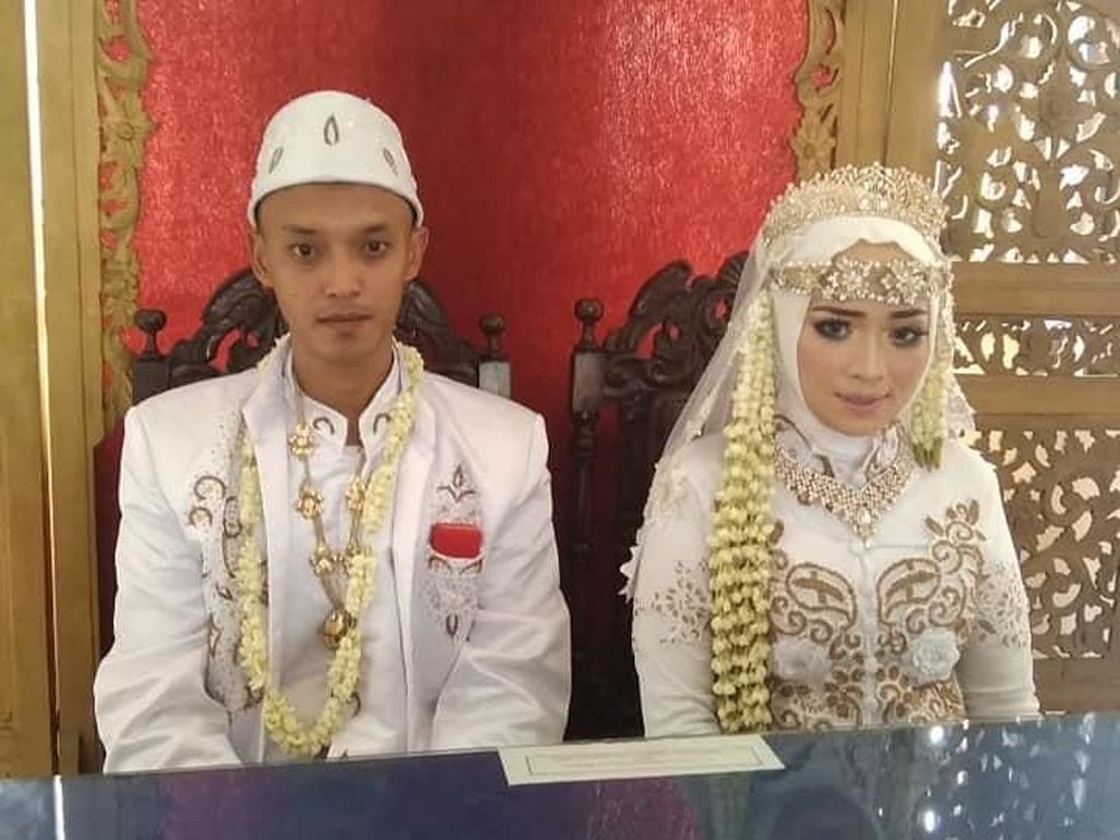 Kisah Cinta Pasangan yang Sama-sama Driver Ojek Online Ini Viral Kisah Cinta Pasangan yang Sama-sama Driver Ojek Online Ini Viral