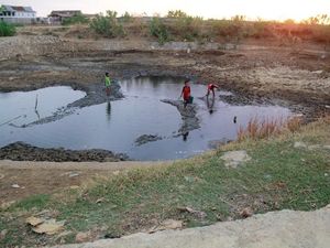 Belasan Desa di Maros Kekeringan, Warga Jalan Kaki 2 Km Cari Air