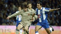 Lionel Messi mendapat kesempatan debut bersama tim utama Barcelona pada tahun 20023 dalam laga persahabatan dengan FC Porto (ist.)