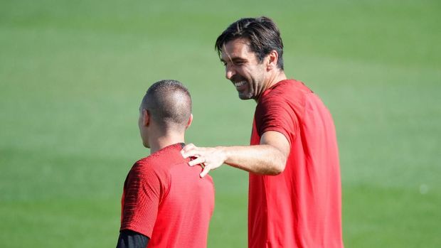 Gianluigi Buffon tetap serius mengikuti program latihan PSG jelang laga lawan Liverpool.