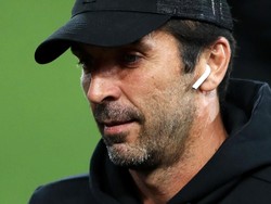 Gianluigi Buffon asyik dengan earpods-nya saat berada di Anfield (Mark Robinson/Getty Images)