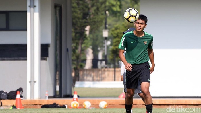 Bek Persebaya, Rachmat Irianto atau yang akrab disapa Rian, turut berlatih bersama-sama Timnas Indonesia U-19 di Lapangan ABC pagi tadi. Dia tampak bugar usai mengalami cedera.