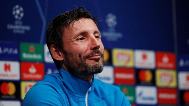 Mark van Bommel menurunkan formasi yang terbilang tetap ofensif di markas Barcelona.