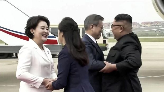 Kim Jong-un Sambut Moon Jae-in di Bandara Korut