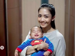 Cerita Ririn Dwi Ariyanti tentang Penggunaan Bedak Tabur Anak