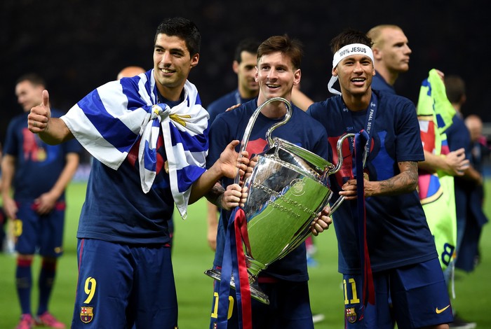 BERLIN, GERMANY - JUNE 06:  (L-R) Luis Suarez, Lionel Messi and Neymar of Barcelona celebrate with the trophy after the UEFA Champions League Final between Juventus and FC Barcelona at Olympiastadion on June 6, 2015 in Berlin, Germany.  (Photo by Matthias Hangst/Getty Images)