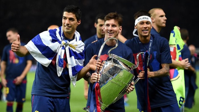 BERLIN, GERMANY - JUNE 06:  (L-R) Luis Suarez, Lionel Messi and Neymar of Barcelona celebrate with the trophy after the UEFA Champions League Final between Juventus and FC Barcelona at Olympiastadion on June 6, 2015 in Berlin, Germany.  (Photo by Matthias Hangst/Getty Images)