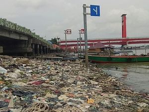 Sampah di Bawah Jembatan Ampera, Denda Rp 50 Juta Tak Efektif