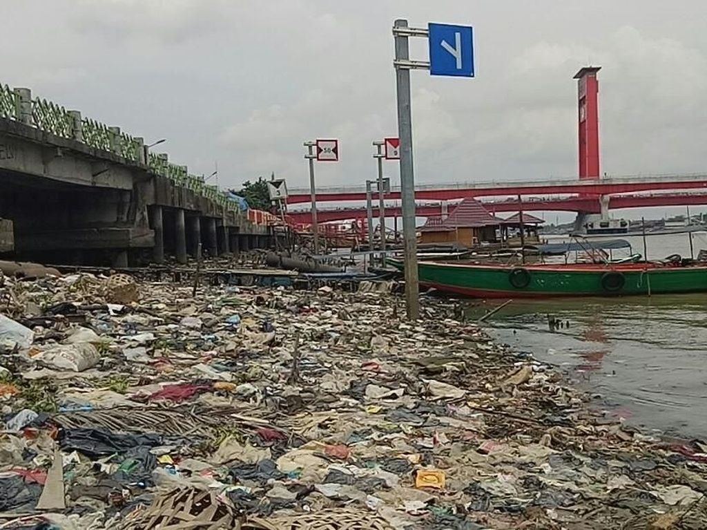 Jorok!!! Bibir Sungai Musi di Jembatan Ampera Dipenuhi Sampah Jorok!!! Bibir Sungai Musi di Jembatan Ampera Dipenuhi Sampah