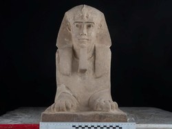 Arkeolog Mesir Temukan Sphinx Kecil Era 300 SM di Kuil Kom Ombo