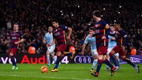 Trik penalti Messi. Alih-alih menendang bola langsung ke arah gawang, Messi justru melepaskan umpan pada Luis Suarez (David Ramos/Getty Images)