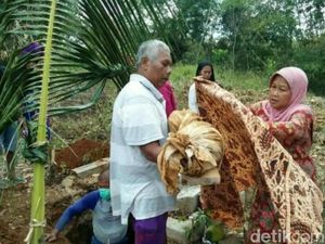 Sosok 3 Jasad yang Kafan dan Kerangkanya Masih Utuh di Mata Keluarga Sosok 3 Jasad yang Kafan dan Kerangkanya Masih Utuh di Mata Keluarga