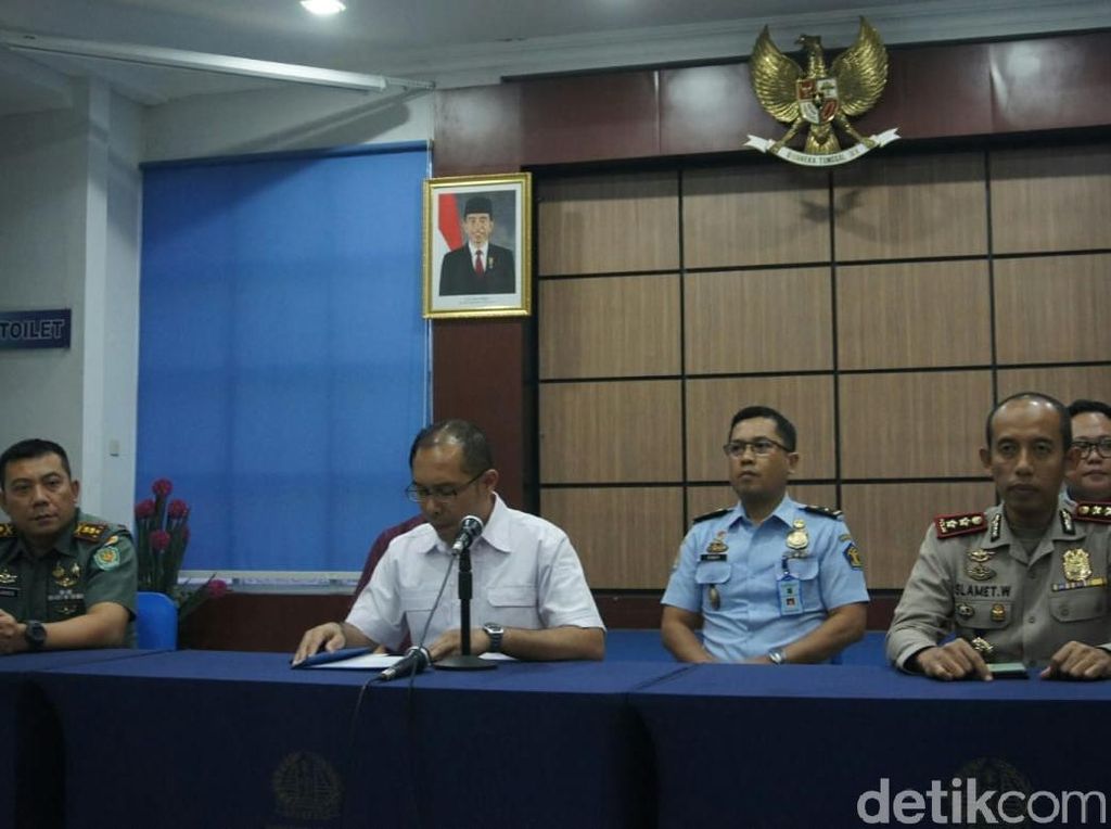 Penjelasan Imigrasi Karawang soal Buku Palu Arit WN China Penjelasan Imigrasi Karawang soal Buku Palu Arit WN China