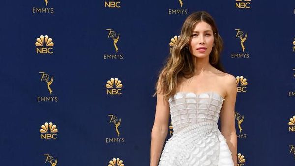 Foto: 10 Selebriti Dunia Berbusana Terbaik di Emmy Awards 2018