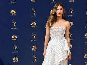 Foto: 10 Selebriti Dunia Berbusana Terbaik di Emmy Awards 2018 Foto: 10 Selebriti Dunia Berbusana Terbaik di Emmy Awards 2018
