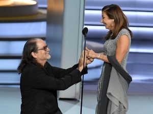 Romantis Banget! Sutradara Ini Lamar Kekasih di Panggung Emmy Awards Romantis Banget! Sutradara Ini Lamar Kekasih di Panggung Emmy Awards