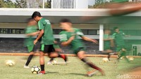 Ada dua pemain yang belum ikut bergabung dengan Timnas Indonesia U-19 yakni penggawa Persipura Jayapura, Todd Rivaldo Ferre dan David Rumakiek.