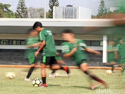 Ada dua pemain yang belum ikut bergabung dengan Timnas Indonesia U-19 yakni penggawa Persipura Jayapura, Todd Rivaldo Ferre dan David Rumakiek.