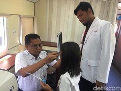 Hore.. Dapat Kacamata Gratis, Pelajar SD di Blitar Jelajah Gerbong KA