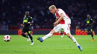 Donny van de Beek jadi pemain Ajax keempat yang diperhitungkan bisa bersinar di Liga Champions. (Foto: Dean Mouhtaropoulos/Getty Images)