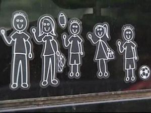 Bahaya Stiker Nama Keluarga di Mobil Bahaya Stiker Nama Keluarga di Mobil