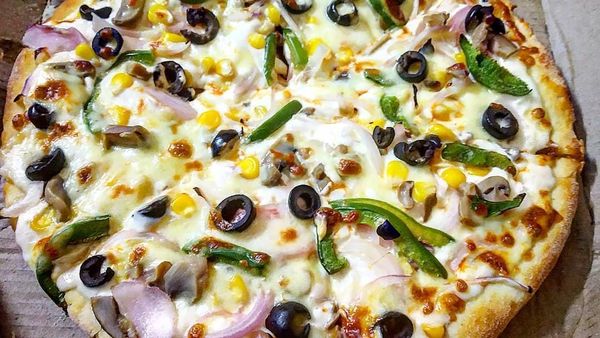 Pencinta Keju, Ini Pizza yang Berlumuran Keju Mulur Meleleh